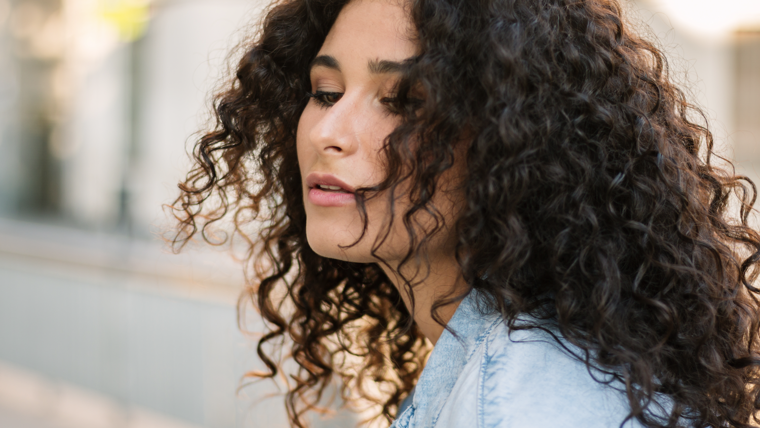 Cheveux bouclés